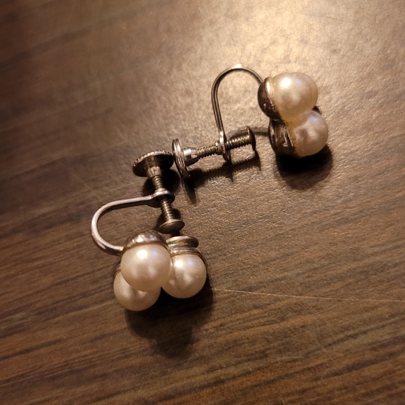 Faux Pearl screw on earrings - Picture 3 of 5